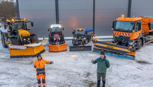 Võru linnas hoolitseb talvisel ajal teede heakorra eest OÜ GartnerGrupp. Pildil masinist Risto Parker ja välitööde juht Janari Raudsepp. Foto: AIGAR NAGEL